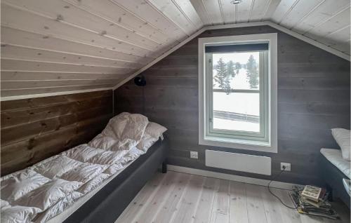 Ένα ή περισσότερα κρεβάτια σε δωμάτιο στο Amazing Home In Øyer With Sauna