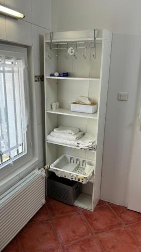 - un réfrigérateur blanc avec une porte ouverte dans la chambre dans l'établissement F2 aux porte de Paris - 4 pers, à Champigny-sur-Marne