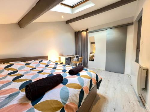 ペリグーにあるMAISON DE VILLE 10 personnes CLOS CHASSAING- WIFI -CENTRE VILLE -PROPERTY RENTAL NMの大きなベッドと枕のある寝室