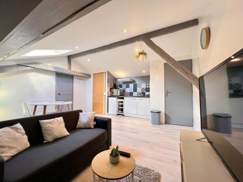 ペリグーにあるMAISON DE VILLE 10 personnes CLOS CHASSAING- WIFI -CENTRE VILLE -PROPERTY RENTAL NMのソファとテーブルのあるリビングルーム