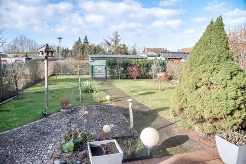 a backyard with a garden with a table and trees at Runddorf 1 in Mönkebude