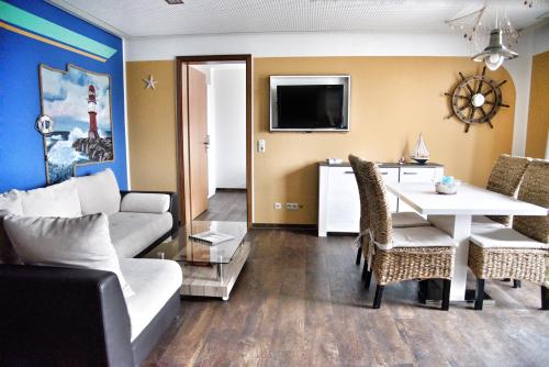 ウッカーミュンデにあるLagunenstadt am Haff Fewo 47 - Kehr wieder!のソファとテーブルのあるリビングルーム