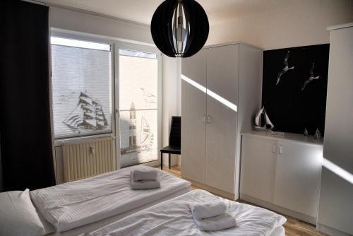 a bedroom with a white bed and a window at Lagunenstadt am Haff Fewo 119 - Marina in Ueckermünde