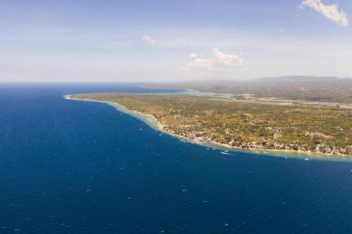 una vista aerea di un'isola nell'oceano di Magic's Place Beach Resort a Saavedra