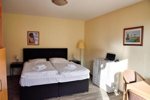 ウッカーミュンデにあるLagunenstadt am Haff Fewo 196 - Gaffelの白いシーツのベッドがある寝室