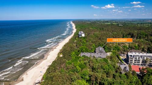 an overhead view of a beach with a sign that reads kingsbury at Dwie Sosny z sauną, Sun & Snow in Ustronie Morskie