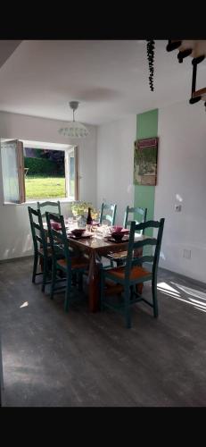 une table de salle à manger et des chaises dans une pièce dans l'établissement Maison Boutaut 6 pers, à Les Boulmiers