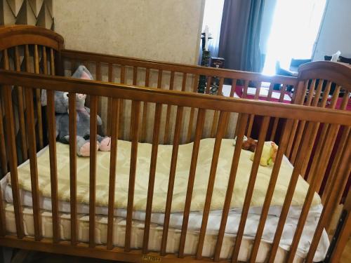 a crib with a yellow mattress in a room at gaydi in Gori