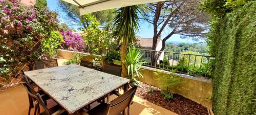 Photo de la galerie de l'établissement Village typique - piscine - grande terrasse ombragée - logement climatisé, à Mougins