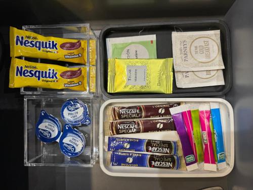 una lonchera llena de diferentes tipos de comida en Villa Du Temple-Parking-Climatisation-Ascenseur-Wifi-Netflix-Hypercentre, en Auxerre