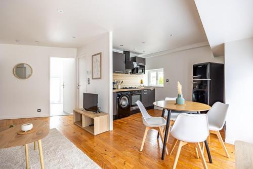 une cuisine et une salle à manger avec une table et des chaises dans l'établissement OIQIA • Téralis • Équinoxe, à Annonay