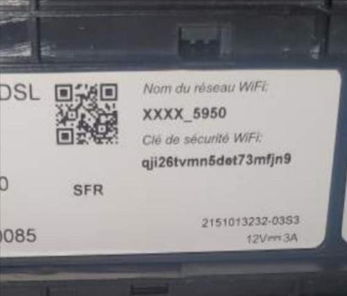 un panneau à l'avant d'un bus dans l'établissement Arene Arles Centre, à Arles