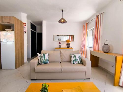 una sala de estar con un sofá y una mesa en Sweet Home Casa Melita 1º Piso, en Ferragudo