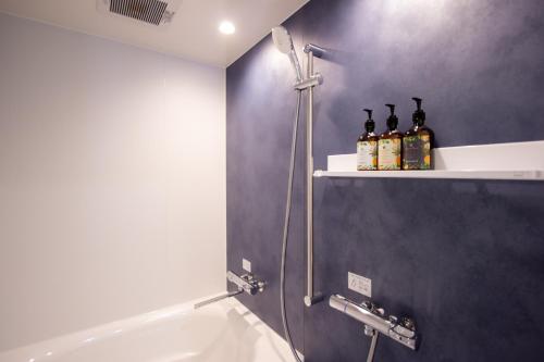 Un baño con ducha, lavabo y bañera. en Neo Field Nakasu, en Fukuoka