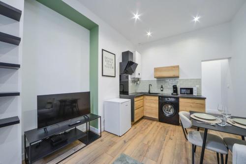 une cuisine et une salle à manger avec une table et une salle à manger dans l'établissement OIQIA • Échappée Belle, à Bourges