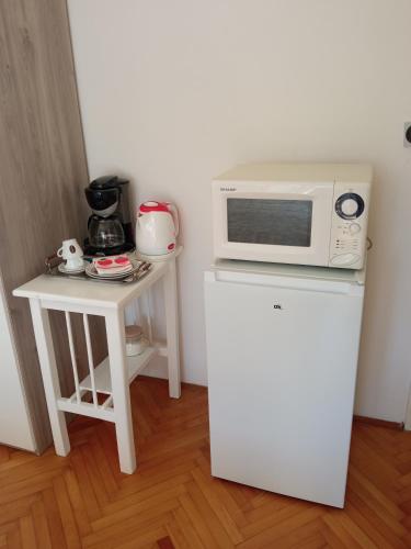 Room with Terrace, Just 3 Mins from the Beach