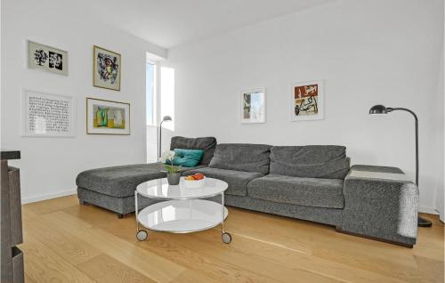 una sala de estar con un sofá y una mesa en 2 Bedroom Lovely Apartment In Nimtofte, en Nimtofte