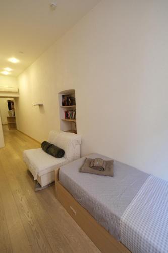 una camera con due letti e una libreria di Nonna Nanda Nest by PortofinoVacanze a Rapallo