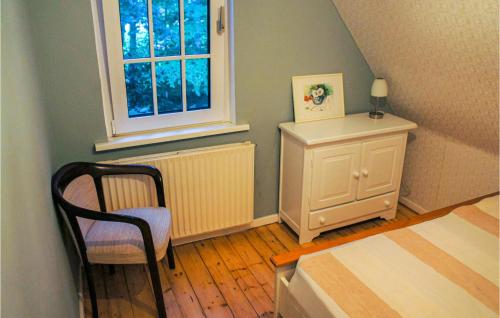 Cozy Home In Wingst With Saunaにあるベッド