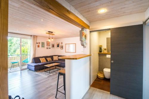 une cuisine et un salon avec un canapé dans l'établissement Le Ferdinand - Appt lumineux centre-ville Vannes, à Vannes