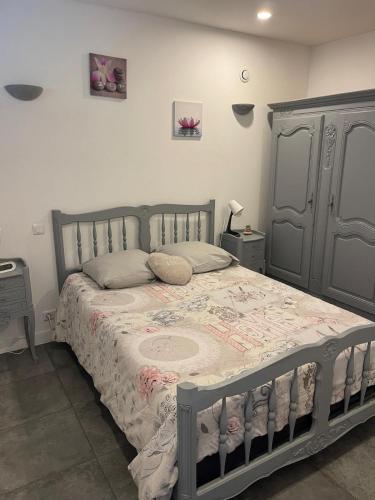 - une chambre dotée d'un lit avec un cadre gris dans l'établissement Landes Appart, à Labenne