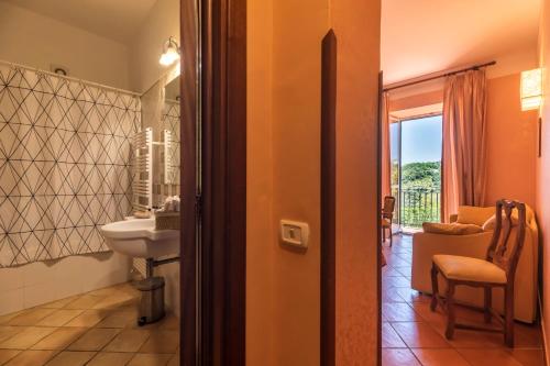 łazienka z umywalką i toaletą w pokoju w obiekcie Villa Romita w mieście SantʼAgata sui Due Golfi