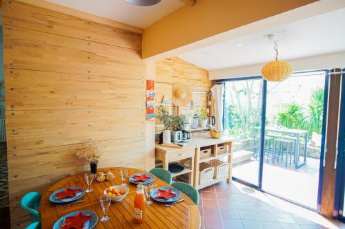 Il comprend une cuisine et une salle à manger avec un mur en bois. dans l'établissement La maison du pecheur, proche des plages, jardin, à Concarneau