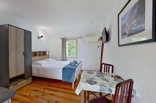 Ένα ή περισσότερα κρεβάτια σε δωμάτιο στο LES STUDIOS DE SARLAT