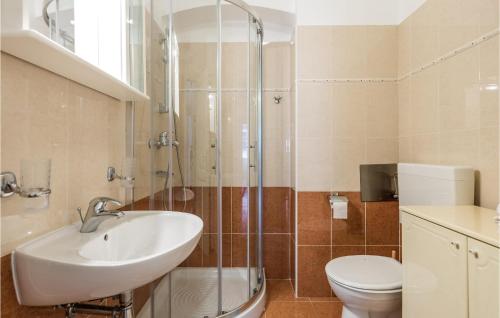 Bilik mandi di 2 Bedroom Cozy Apartment In Volosko