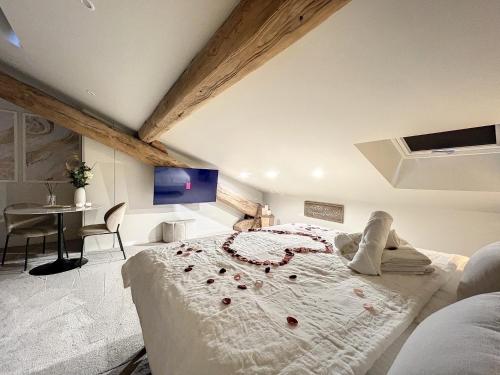 Postel nebo postele na pokoji v ubytování Cocon Blanc câlin avec Jacuzzi privatif - LoveRoom Insolite