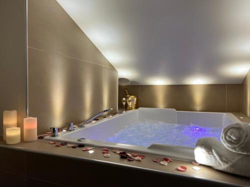Fotografie z fotogalerie ubytování Cocon Blanc câlin avec Jacuzzi privatif - LoveRoom Insolite v destinaci Saint-Étienne