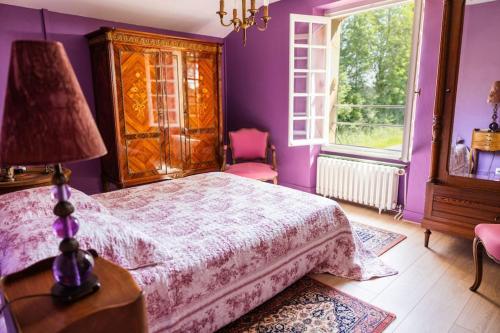 une chambre avec un lit, une lampe et une fenêtre dans l'établissement La Petite Maison Garde Barrière, à Baudrières