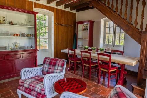 une salle à manger avec une table et des chaises dans l'établissement La Petite Maison Garde Barrière, à Baudrières