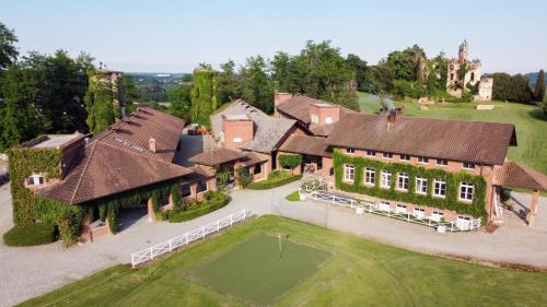 an aerial view of a house with a tennis court at Tenuta Castello in Cerrione
