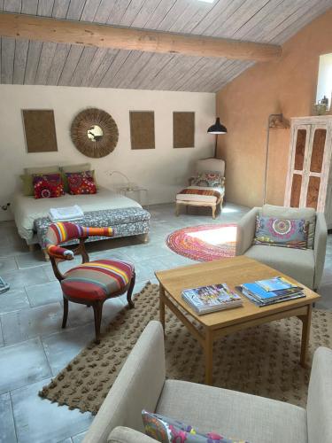 un salon avec un canapé et une table dans l'établissement Le Mas du Fort, à Gargas