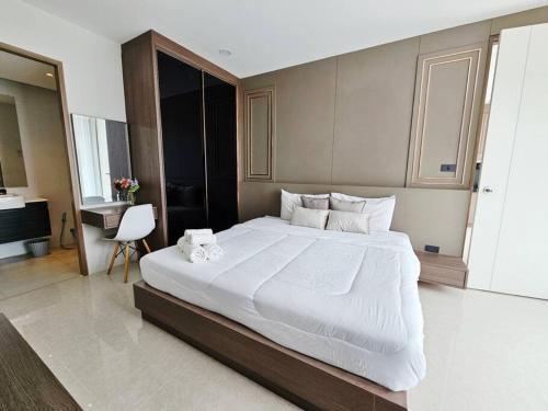 Postel nebo postele na pokoji v ubytování Seaview room nice sunset Patong