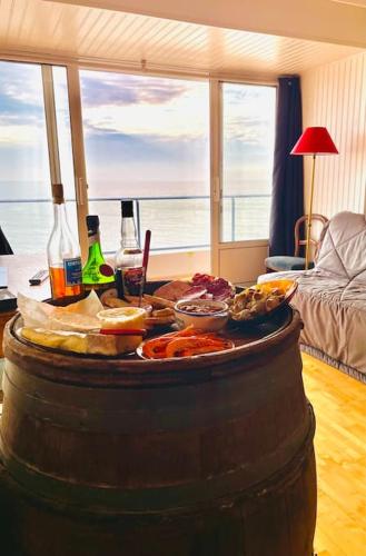 - une table avec de la nourriture dans le salon dans l'établissement L'idéal, appartement vue mer, à Étretat
