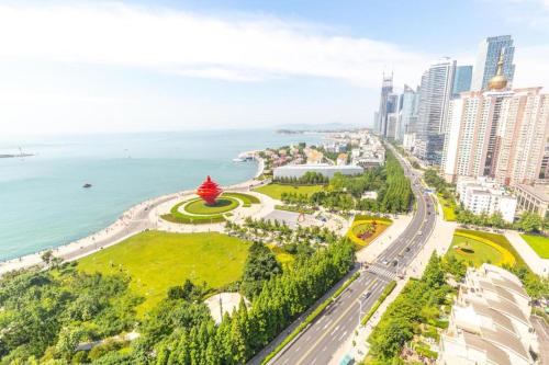 an aerial view of a park next to the ocean at Jinjiang Inn Qingdao Wuxi Square Nanjing Road Metro Station in Qingdao