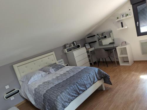 une chambre avec un lit et un bureau dans une pièce dans l'établissement Villa 190 m avec Piscine proche Aix-en-Provence, à Éguilles