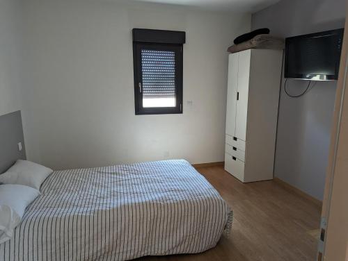 une chambre avec un lit, une fenêtre et une télévision dans l'établissement Villa 190 m avec Piscine proche Aix-en-Provence, à Éguilles