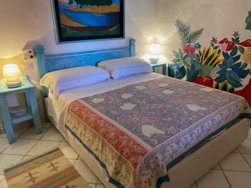 Cala BittaにあるVilla 200 mt from the beach - Baja Sardiniaのベッドルーム1室(ベッド1台、枕2つ付)