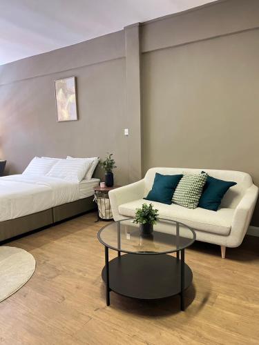 曼谷Hi Life Sukhumvit 65的带沙发和咖啡桌的客厅