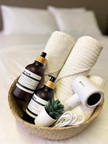 曼谷Hi Life Sukhumvit 65的一个篮子，里面装着两瓶葡萄酒和一株仙人掌