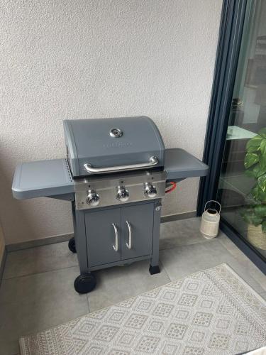 a grill sitting on a cart with a table at Ferienwohnungen Im Kimmelreich in Irsch