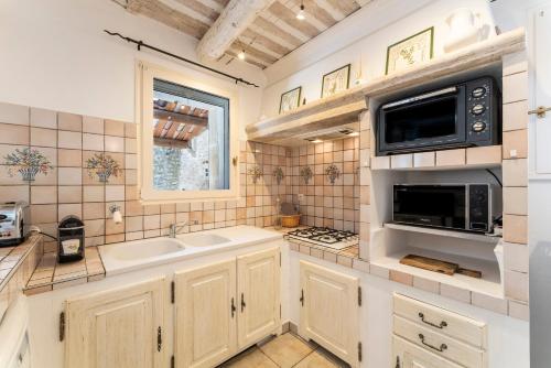 Una cocina o zona de cocina en Le Mazet de Cabrières-d'Avignon