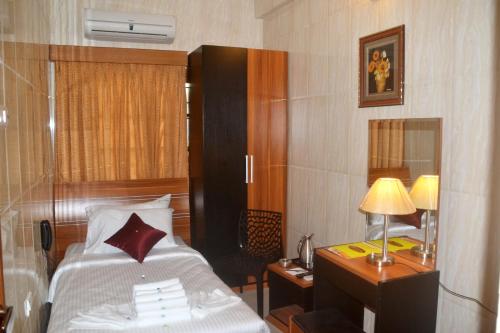 Postel nebo postele na pokoji v ubytování Peace Inn Chennai