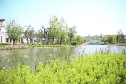a view of a river with a bridge in the background at Linyi Blue Horizon International Hotel Yi He in Linyi
