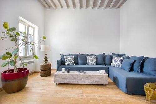 Un sofá azul en una sala de estar con una mesa. en Folegandros Chora Bliss by Estia, en Chora Folegandros