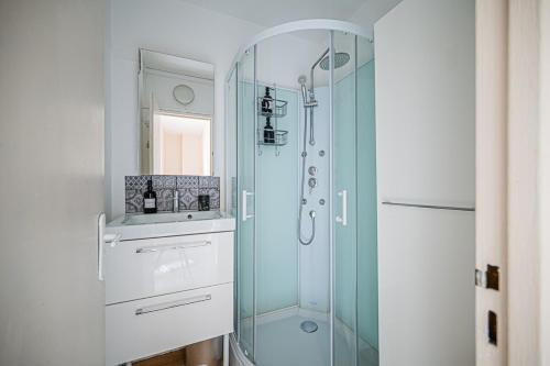 une salle de bain avec une douche en verre et un lavabo dans l'établissement Le Paisible ~ Centre-ville ~ Arrivée autonome, au Mans