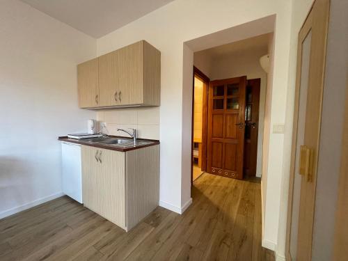 Dapur atau dapur kecil di Pokoje gościnne przy plaży